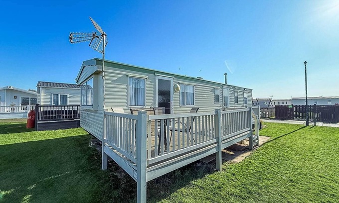 Heacham House | Great 6 berth caravan with side decking in Heacham ref 21054A