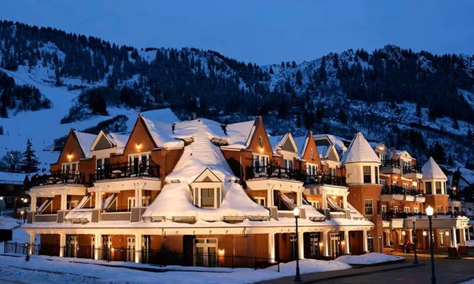 Downtown Hotel | Great Amenities at Aspen Ski in/Out Resort