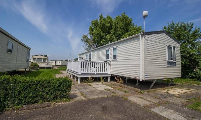 Skegness House | Great caravan with decking Southview Holiday Park in Skegness ref 33002V