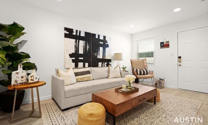 Clarksville House | Great Clarksville Condo Near W 6th plus Free Parking