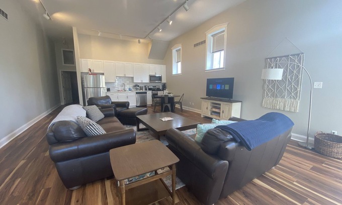 Lafayette Square Condo | GREAT FOR LARGE GROUPS 5 Bd Condo Close to Downtown Lafayette Square