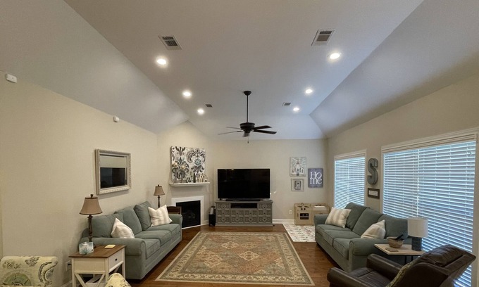 Oxford House | GREAT HOME FOR FOOTBALL GAMES AND GRADUATION! 5 MILES FROM SQUARE AND CAMPUS!