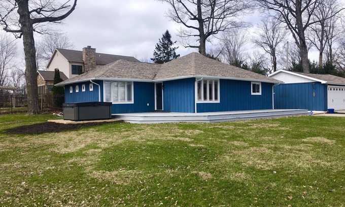 Cassopolis House | Great house with outside hot tub - 1 block from Diamond Lake