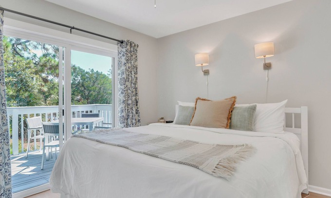 Tybee Island House | Great Tybee Stay with Heated Pool Access