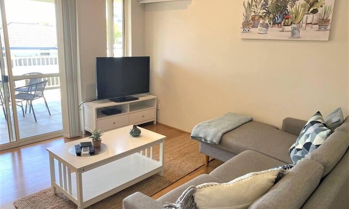 Bassendean Apartment | GREAT VALUE CLOSE AIRPORT/SHOPS WIFI NETFLIX WINE