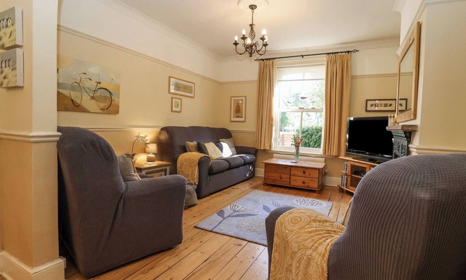 Reydon Cottage | GREEN GATE COTTAGE, pet friendly, with open fire in Reydon