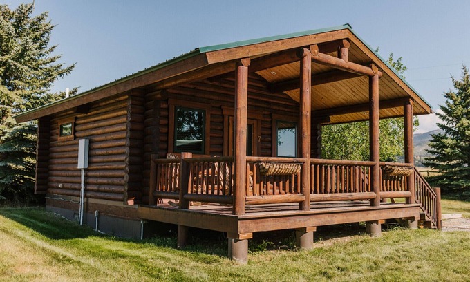Bozeman Cabin | Grizzly Bear Cabin #7 at Gallatin Canyon Cabins