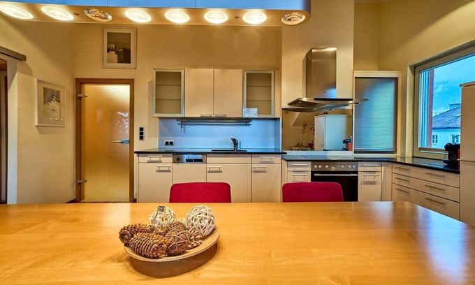 Innsbruck City Centre Apartment | Große, Exklusive Wohnung mit Balkon und Fantastischer Aussicht auf die Bergwelt