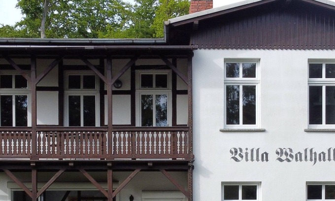Sellin Apartment | Große Ferienwohnung Wa2 -100qm - im Erdgeschoss der Villa Walhall in einem parkähnlichen Garten