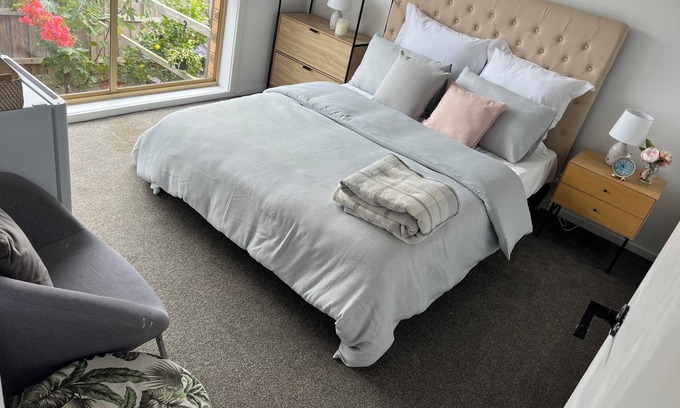 Westmeadows Apartment | Guest Suite with Private Entrance- 6 Minutes to Airport!