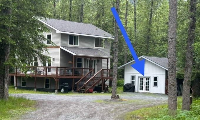 Bear Creek House | Guesthouse on Scenic Property