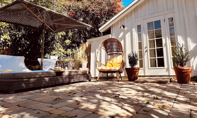 Sherman Oaks Apartment | Guesthouse w Private Patio /Beautiful Views /Walk to Dining and Shopping