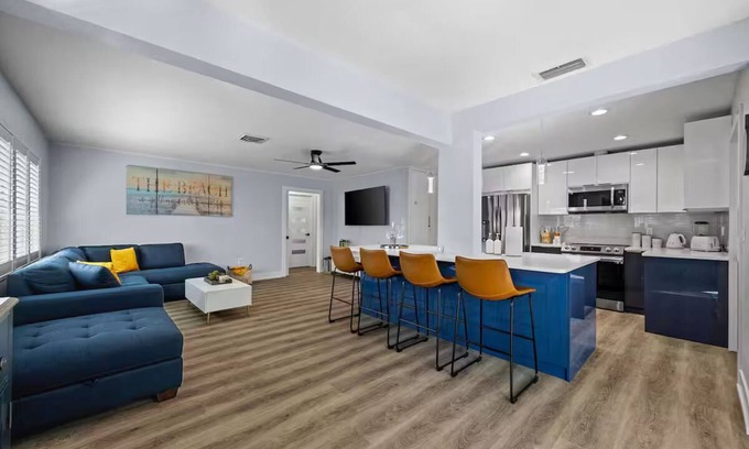 Laurel House | Gulf Coast Paradise: 3/2 Beach Retreat with Pool & Family Amenities
