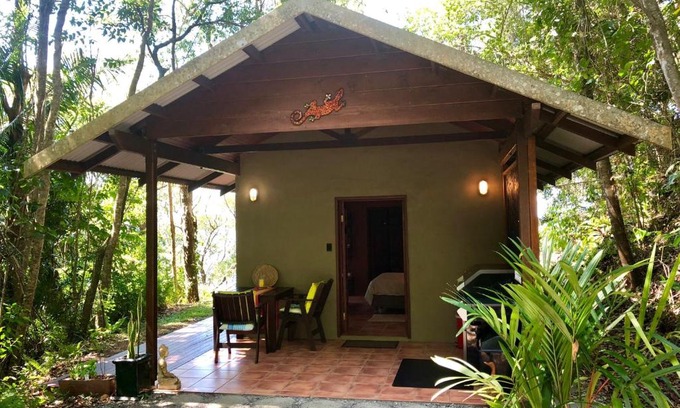 Rocky Point Cabin | Gunnadoo Holiday Hut with Ocean Views and Jacuzzi