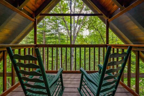Little Creek Falls House | GYPSY ROAD - Privacy! Log Cabin with Hot Tub, WiFi, DirecTV and Arcade
