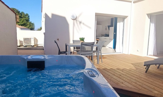 Les Sables d'Olonne Ski Chalet | Héron- Maison avec jacuzzi privatif 4pers