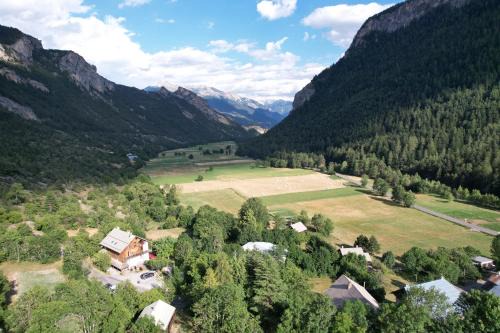 Freissinieres Hotel | Hôtel Restaurant Gîtes Les 5 Saisons
