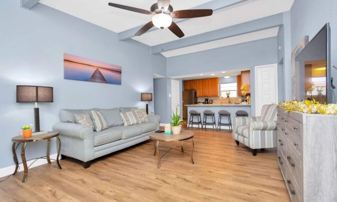Spring Branch West House | H-Town Hideout | SLPS 10 + KingBD + Fire Pit