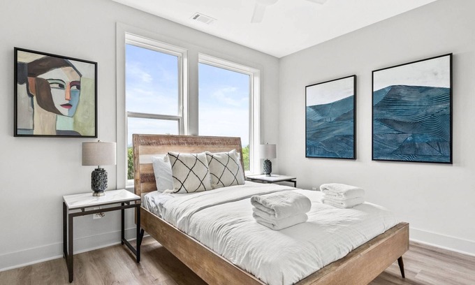 Talbot's Corner Condo | H18 ~ Large Condo w/Private Rooftop with Downtown Views ~ Garage Parking ~ 9 Minute to Broadway