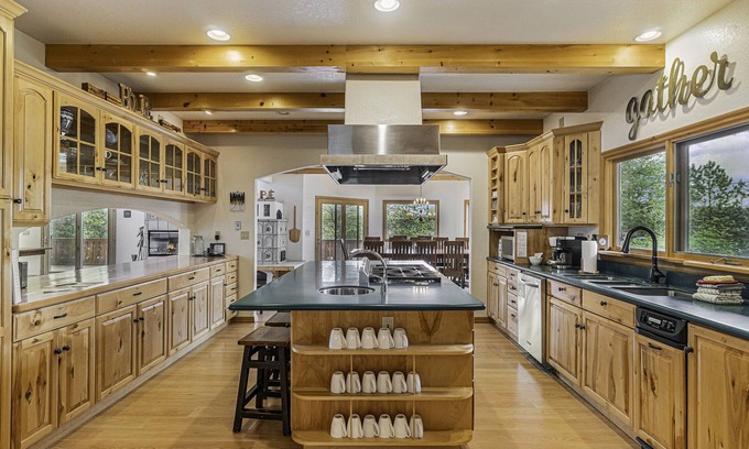 Allenspark House | H7 at Hope Mountain–Luxury 6-Bedroom Retreat with Pool & Hot Tub near Allenspark