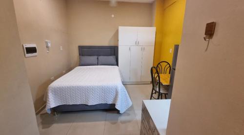 Asuncion Hotel | Habitación doble Baño privado frente al Hospital Militar solo efectivo guaranies