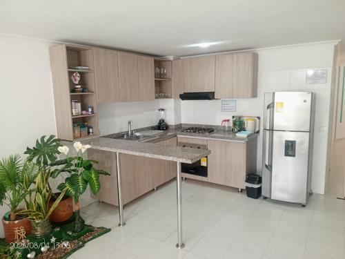 Crespo House | Habitación oliva con baño compartido cerca al aeropuerto