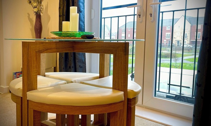 Peterborough House | Hampton 2-bed coach house retreat quiet parking wifi clean
