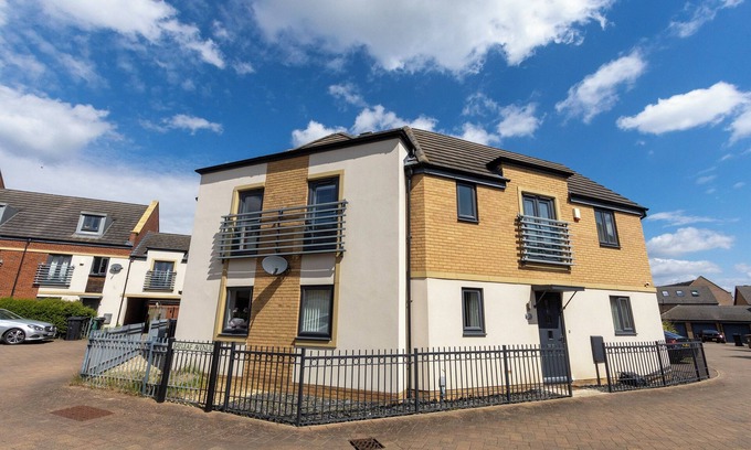 Peterborough House | Hampton 3-Bedroom spacious & clean entire house Quiet WIFI private parking