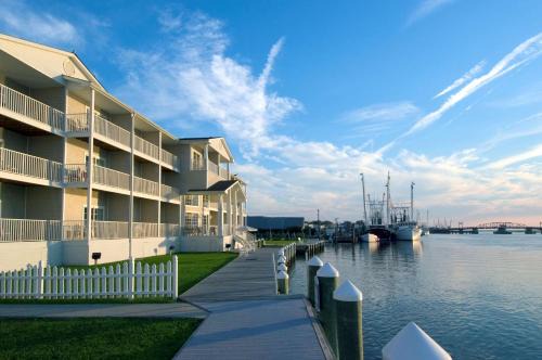 Chincoteague Hotel | Hampton Inn & Suites Chincoteague-Waterfront, Va