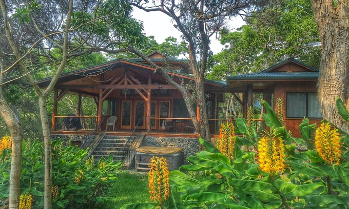Volcano Cabin | Hand Crafted Luxury Home with Jacuzzi & Fireplace