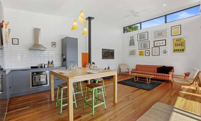 Hannahs Bay House | Hannah's Bay Hideaway | Modern & Funky by the Lake
