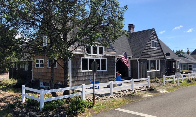 Seaside House | Hansen Lodge is one house away from the beach and one block from golfing.