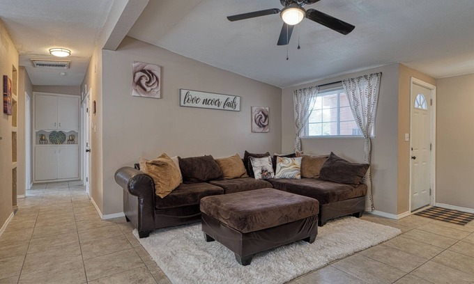 Northeast Heights House | Happy 4BR house in Albuquerque? Yes, please!