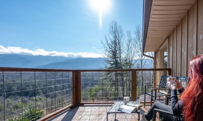 Gatlinburg - Pigeon Forge Ski Chalet | Happy Trails | Stunning Smoky Mtn Views Hot Tub Game Room Resort Pools