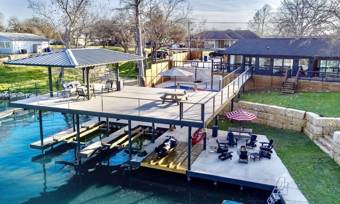 New Braunfels House | Happy waves lake front