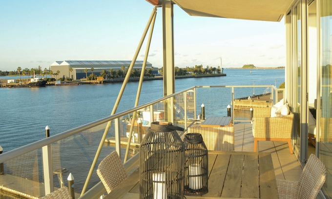 Newcastle Apartment | Harbourfront Escape – Spacious & Stylish 3-Bed Apartment in Honeysuckle