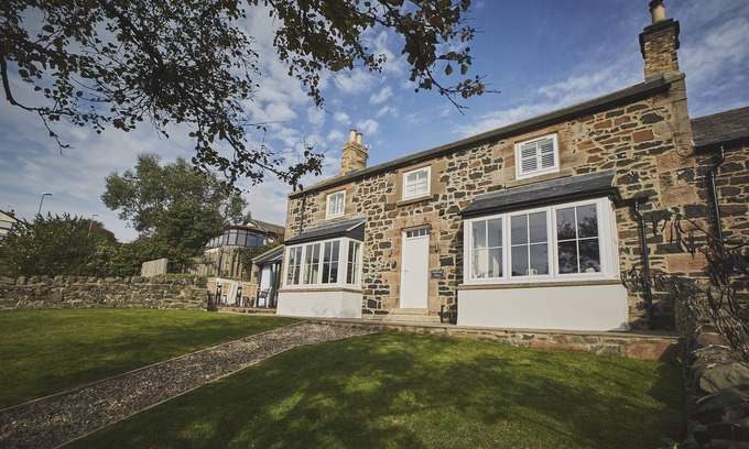 Craster Cottage | Harbourway - a pet friendly that sleeps 8 guests in 4 bedrooms