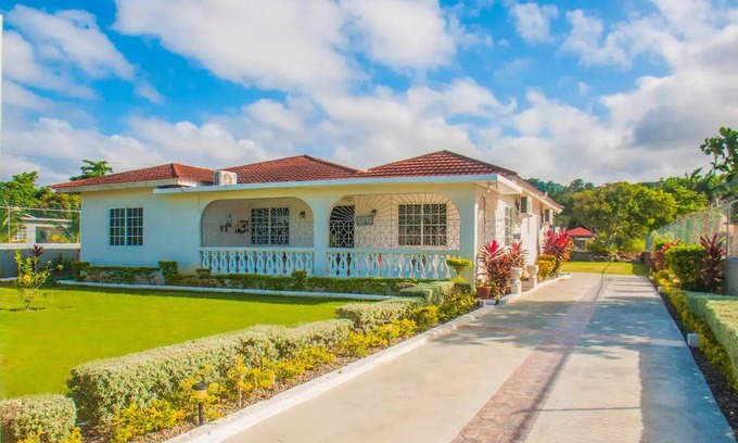Greenwood House | Harmonious Home with 3 Bed and 2 Bath