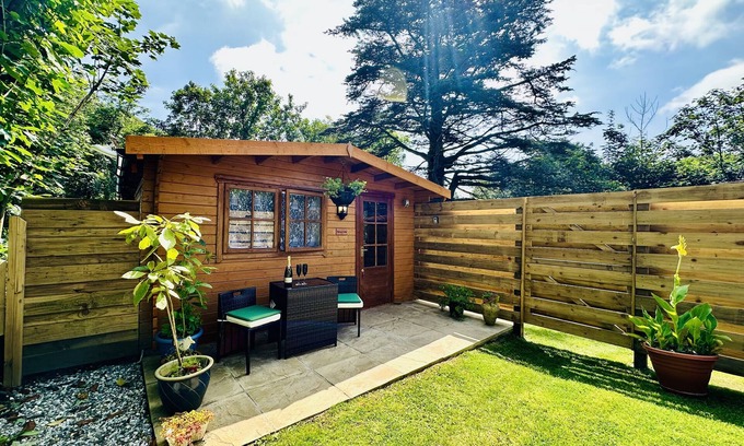 Helston Cottage | HARVEY'S LODGE, romantic, character holiday cottage in Helston