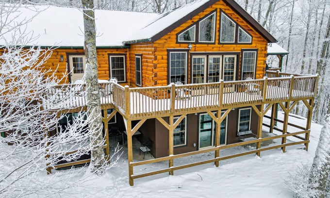 Wolf Laurel House | Hatley Pointe and Wolf Laurel Resorts-App Trail access-Views-Pool-Ski-Hike-Dine
