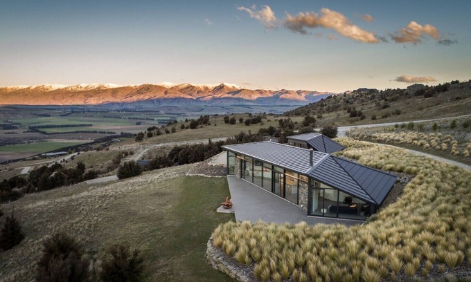 Queensberry Villa | Hawk House Your sanctuary—and your launchpad—in Central Otago