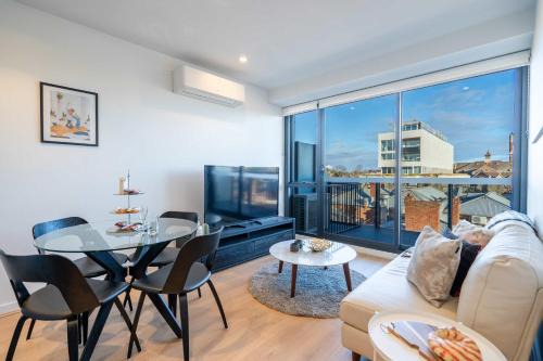 Hawthorn Apartment | Hawthorn 1BR Apartment - Close to Swinburne & Shops