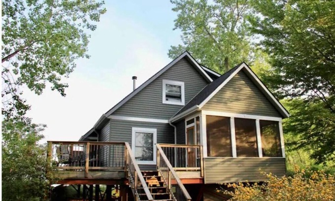 Kingsville Cottage | Healing Waters Retreat Quiet Modern lakeside Cottage, on South Pelee Island