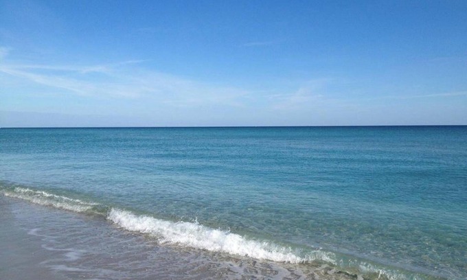 Boca Raton House | Heart of Boca! Like new! 38' Saltwater Heated Pool! Close to Beach!