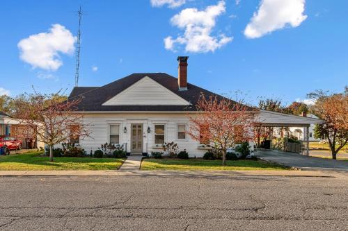 Springfield House | Heart of Bourbon Trail! Firepit Games EV Chgr Hot Tub King Suites
