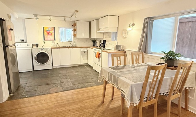 Kitsilano House | heart of kitsilano,two bedrooms house unit, high speed internet and parking