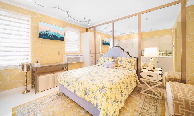 Palm Beach - West Palm Beach Hotel | Heart of Palm Beach - free parking included, security safe, next to Breakers