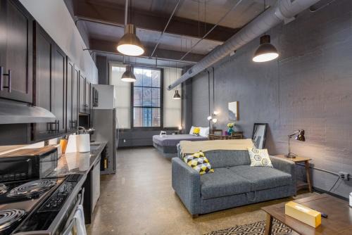 Strip District Apartment | Heart of Strip District - King Bd - Rooftop and Gym