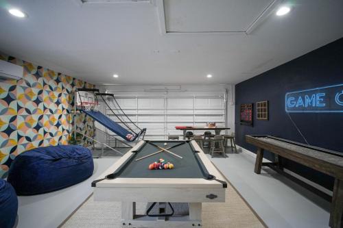 Del Prado House | Heated Pool Mini Golf Game Room Fire Pit