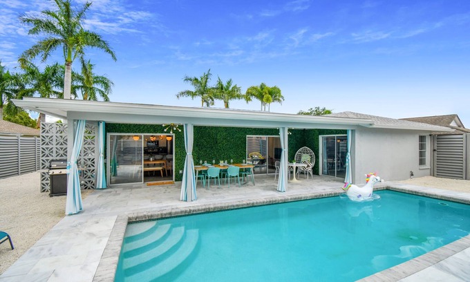 Pinecraft House | Heated Pool | Private House | Siesta Beach|